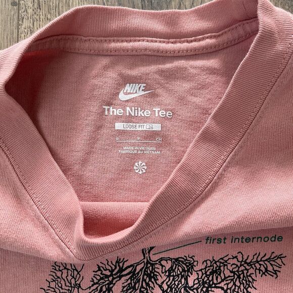 Nike Sportswear "Growth In Sport" Roots Plant T-Shirt Pink Size S Madder Root - Picture 6 of 9
